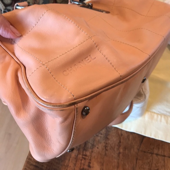 100% authentic Chanel salmon color handbag - Picture 7 of 8